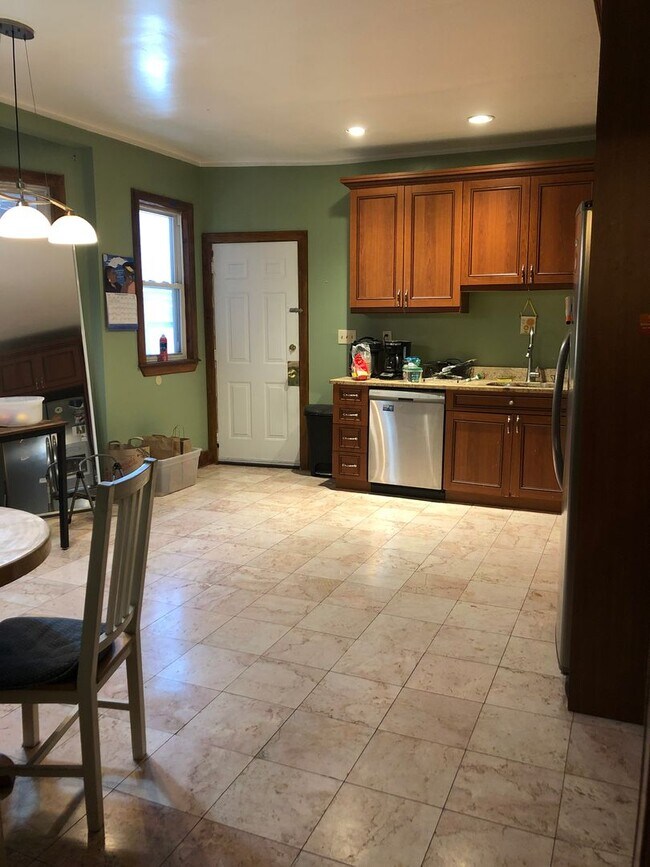Foto del edificio - No Brokers Fee, In-Unit Washer and Dryer, Eat-in Kitchen, Stainless Steel Appliances, Porch