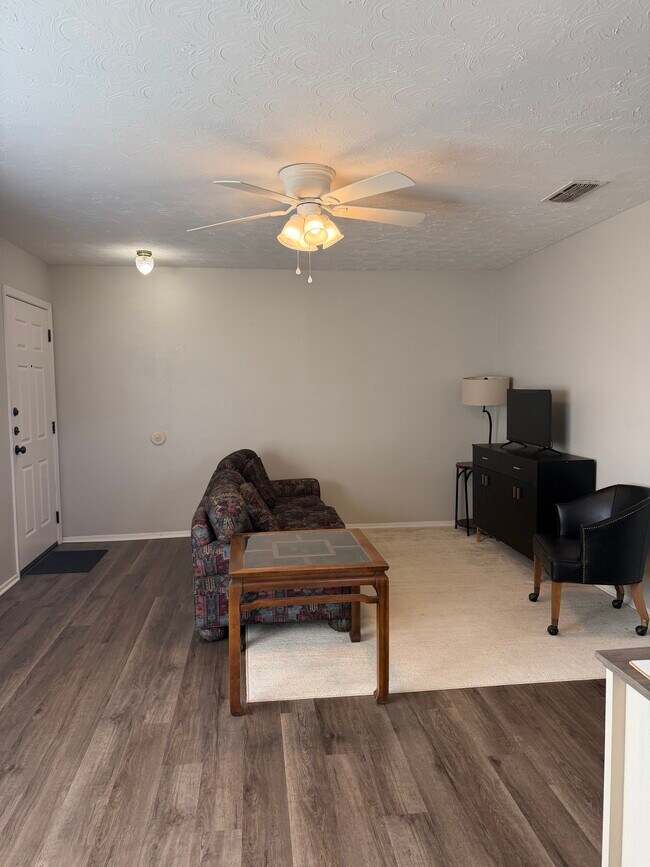 living room - 2604 N Austin Ave