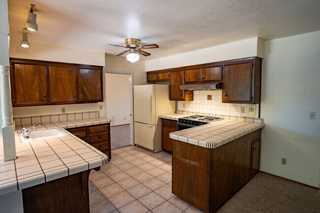 Building Photo - Spacious 4BR/2BA Family Home Near Top Schools