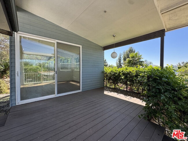 Building Photo - 3050 Knob Dr