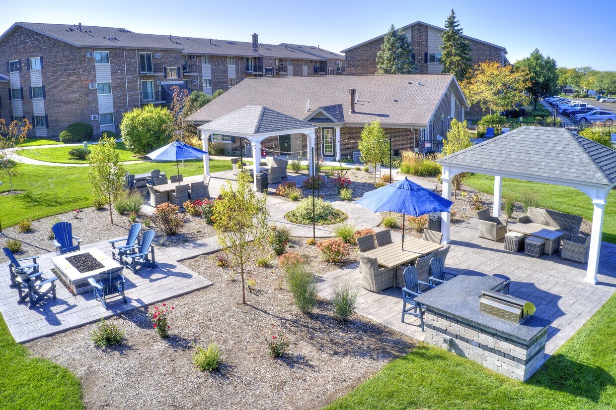 Foto principal - The Greenway at Carol Stream