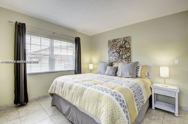 Building Photo - 221 SE 9th Ave