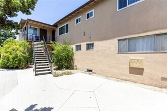 Building Photo - 7143 Bellaire Ave