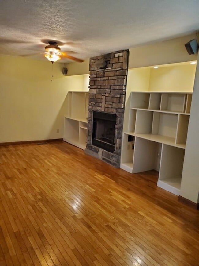 Foto del edificio - Adorable 3BR 1BA Home w/ Laundry near Sycamore Twp  3BR SFR • Stainless Appliances • Large Yard i...