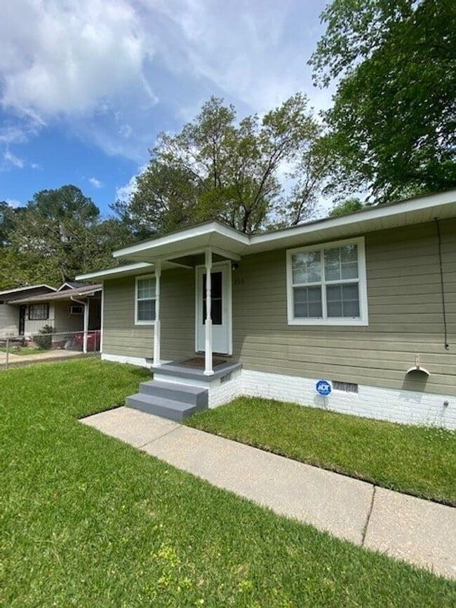 Building Photo - Cute 3 Bedroom Home In South Jackson