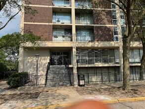 Building Photo - 1043 S York Rd