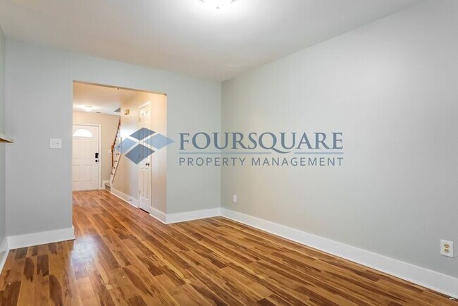 Building Photo - Townhome | Master Bedroom Walk-in Closet |...
