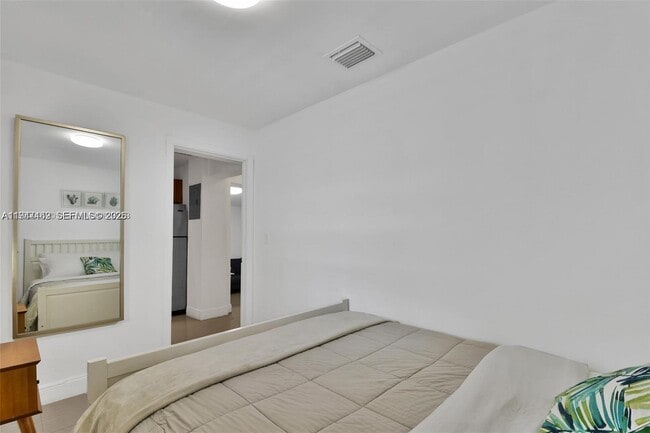 Foto del edificio - 6966 Byron Ave