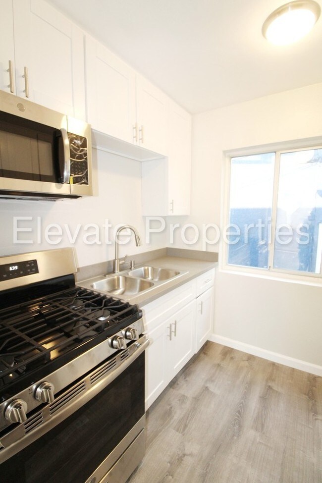 Building Photo - 206 Fir St