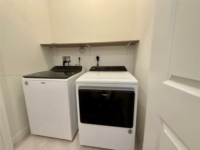 Foto del edificio - 1100 SW 6th Ct