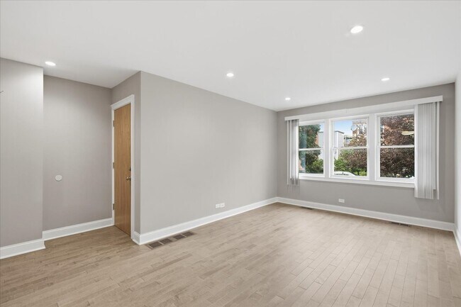 Foto del edificio - 2553 W Summerdale Ave