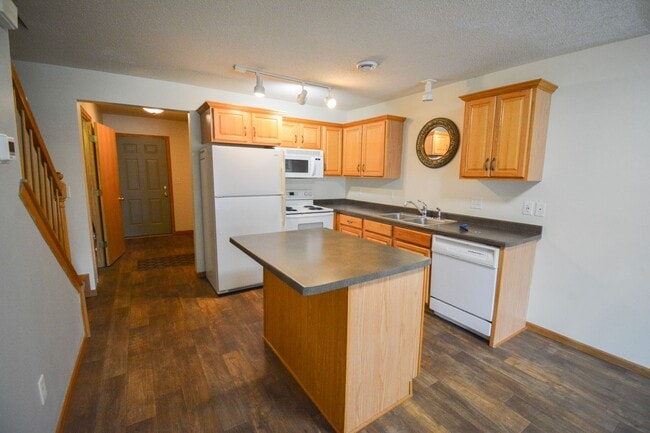 Foto del edificio - Spacious 2-story townhouse with extra garage space available!