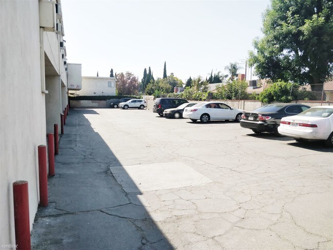 Building Photo - 6633 Vineland Ave