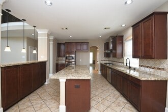 Building Photo - 606 Whitney Oaks Ln