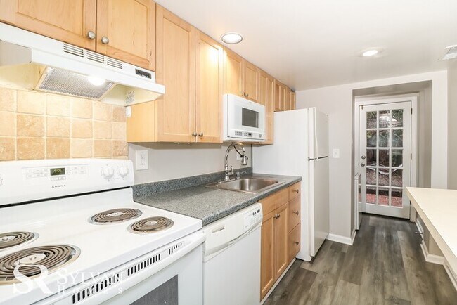 Building Photo - Spacious 3BR 1.5BA Townhome offers every c...