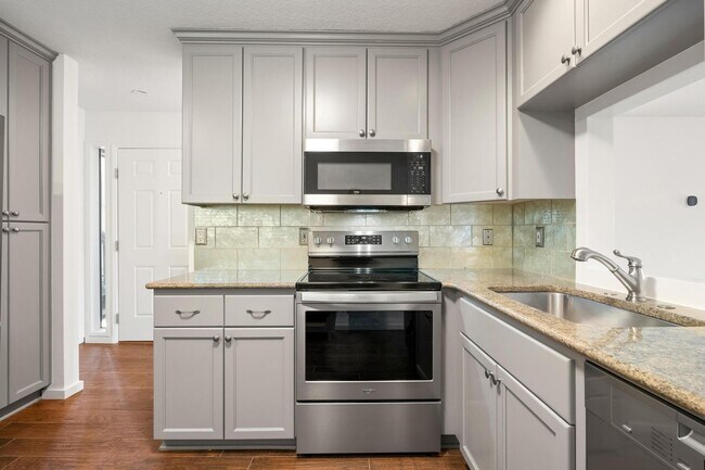Building Photo - Updated 2BD/2BA Condo in North Portland! S...