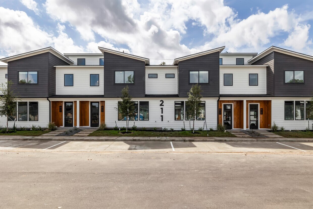 Foto principal - 211 Lynn Dr