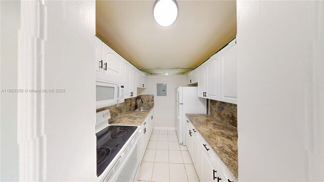 Foto del edificio - 677 SW 9th Ave