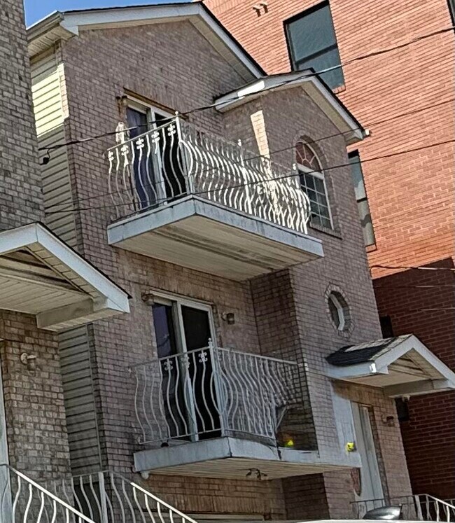 Building Photo - 371 Danforth Ave