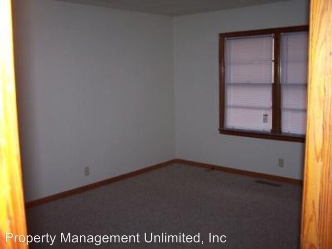 Building Photo - 4296 Pineview Dr