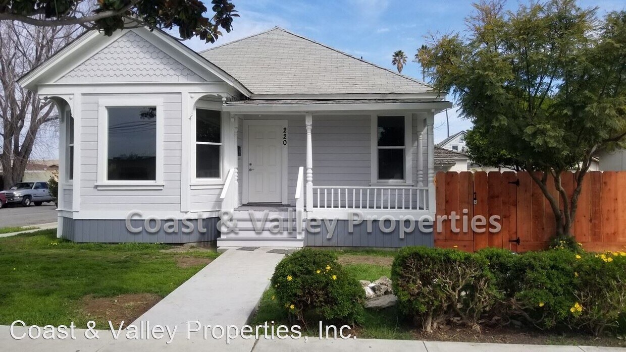 Foto principal - 2 br, 1.5 bath House - 220 Central Ave.