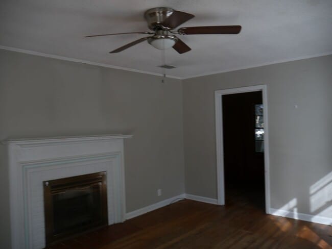 Building Photo - Cute 3 bedroom and 1 bathroom!