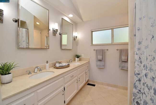 Foto del edificio - 120 Montecito Crescent