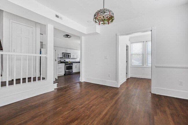 Foto del edificio - Stunning 4 BR/3 BA Single-Family Home in 1...