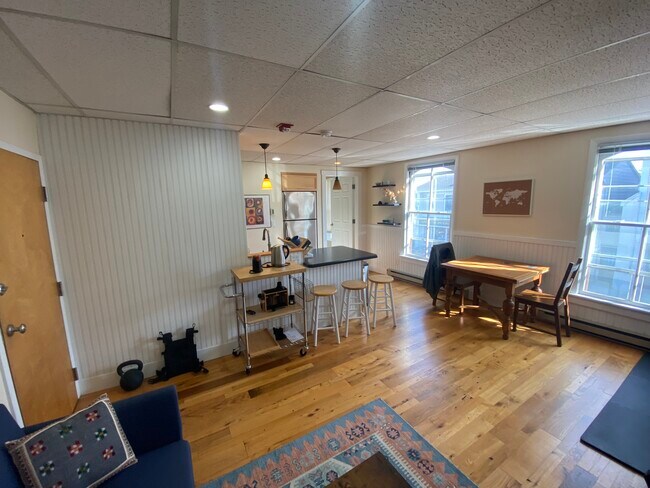 Foto del edificio - 38 W Main St