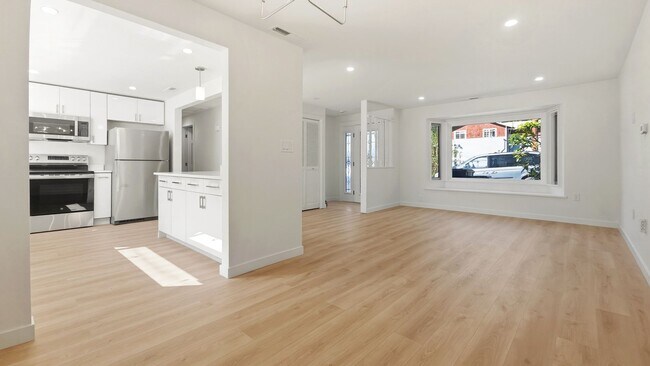Foto del edificio - Fully Remodeled 2 Bed 2 Bath Front Unit in Prime Lynnwood Location
