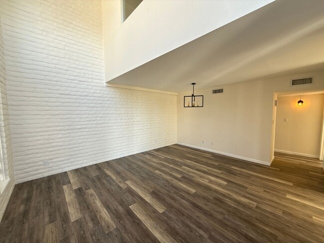 Building Photo - 1131 Tapadero Dr