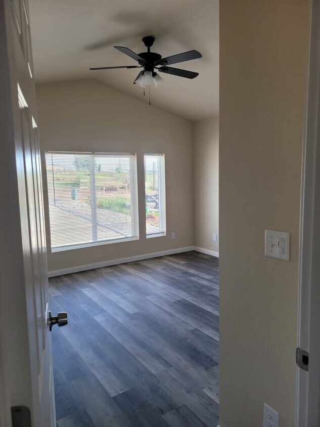 Front bedroom - 5587 Sierra Park Dr