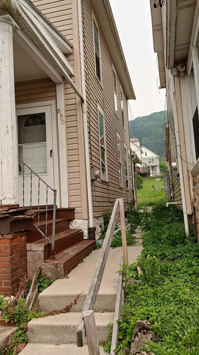 Building Photo - 648 Linden Ave