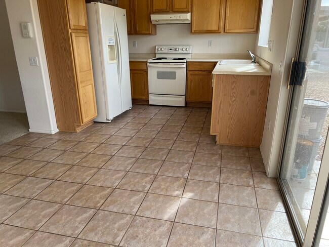 Kitchen - 16133 W Acacia Ct