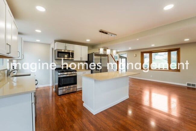 Building Photo - Gorgeous 3 Bedroom Home in North Hills Sch...