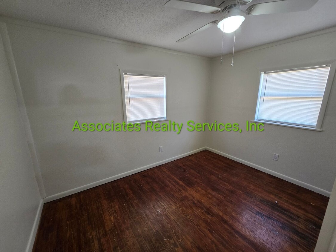 Building Photo - 3 Bedroom / 1 Bath House in Brooker!  Only $750