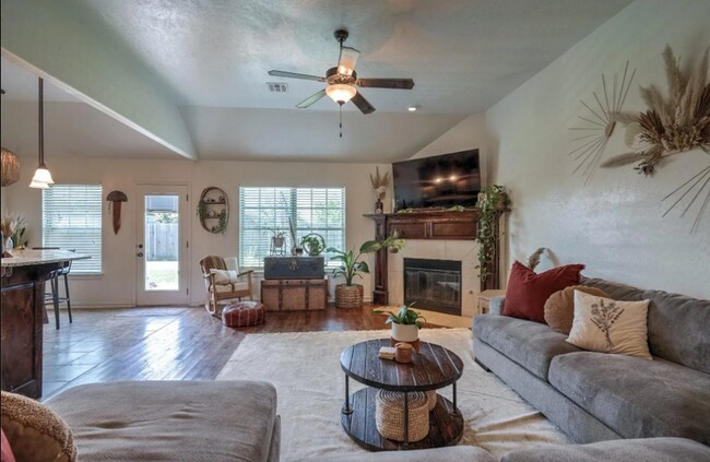 Foto del edificio - Prime Location! 3 bed/ 2 bath! Coming Soon!