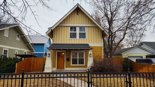 Foto del edificio - Beautiful Three Bedroom House with Garage and Fenced Yard