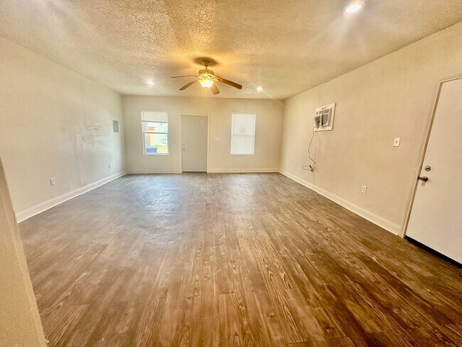 Building Photo - SEPTEMBER  HALF OFF First Month Rent .Stud...