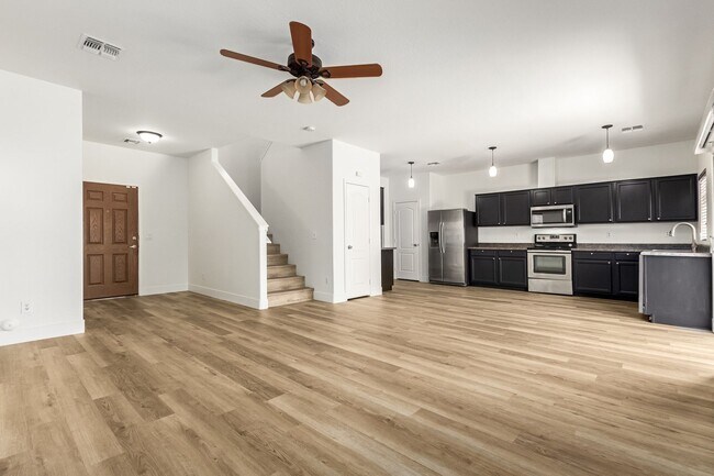 Building Photo - Fantastic 3 bedroom / 2.5 bathroom home in...