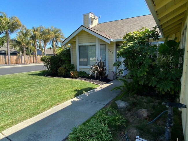 Foto del edificio - 3 Bedroom / 2 Bath Great Corner Lot in Tra...