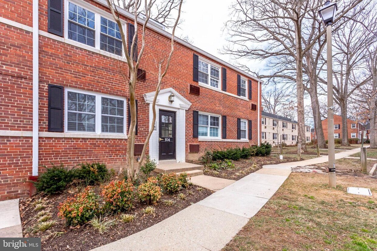 Primary Photo - 104 N Trenton St