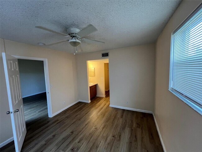Foto del edificio - 2431 NW 56th Ave