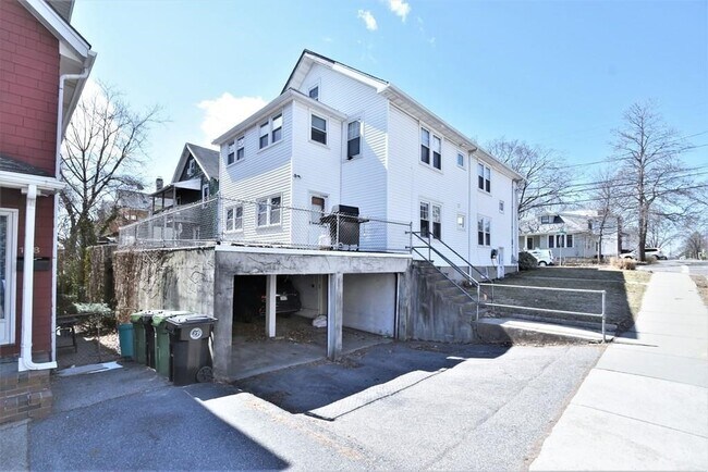 Building Photo - 69 Chapman St