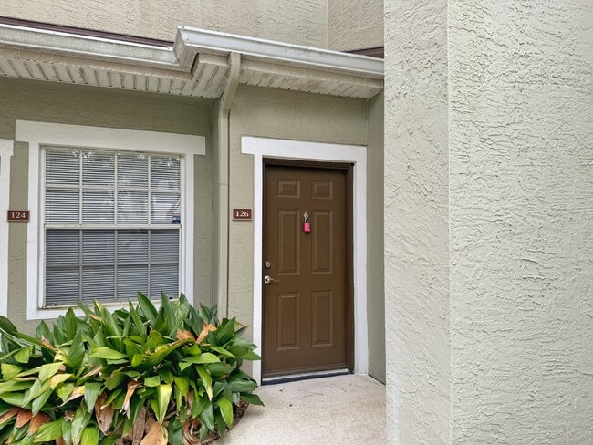 Foto del edificio - Las Palmas, one-bedroom first floor condo with garage!