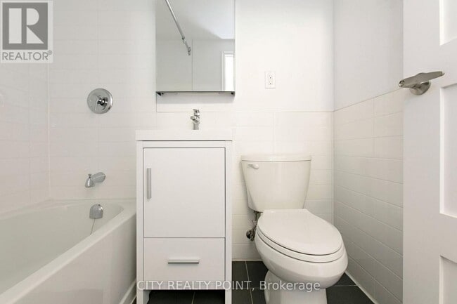 Building Photo - 276-276 St George St