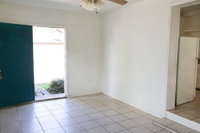 Building Photo - 806 3rd Ave N