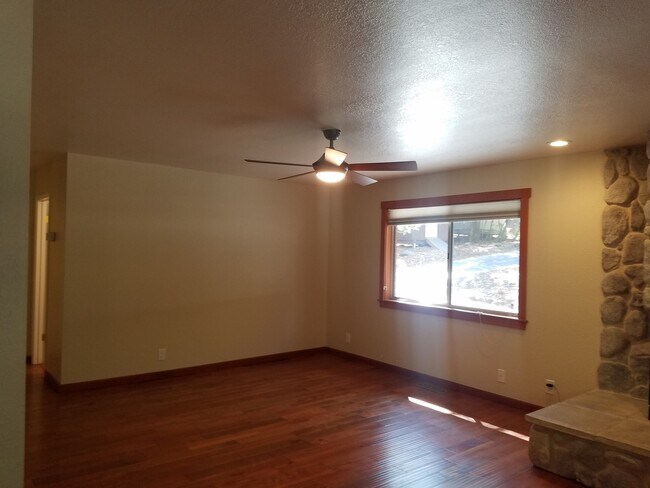 Building Photo - Serene Log Cabin Living in the Sunol Valle...