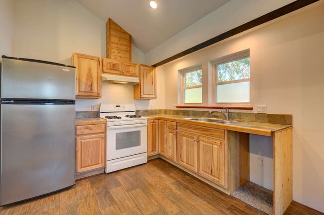 Foto del edificio - 393 N Laurel St