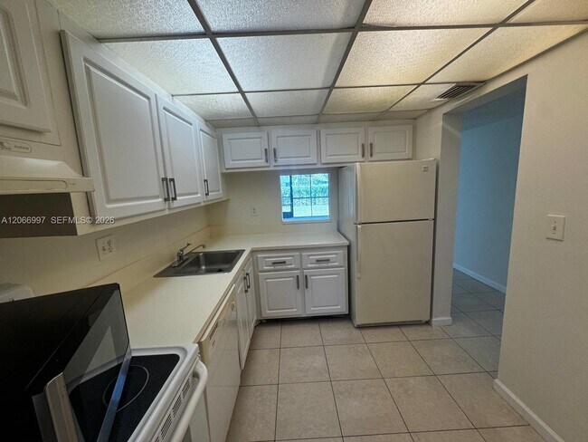 Building Photo - 8020 Fairview Dr